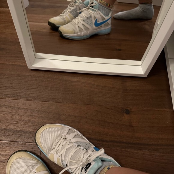 Nike Tennis shoes, 8 - Picture 2 of 4